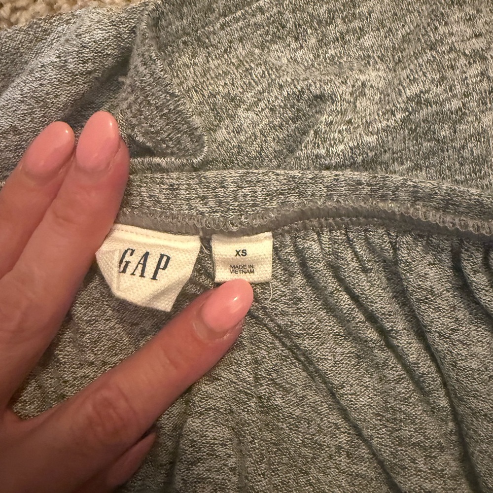GAP Heather Gray Top - Picture 4 of 4